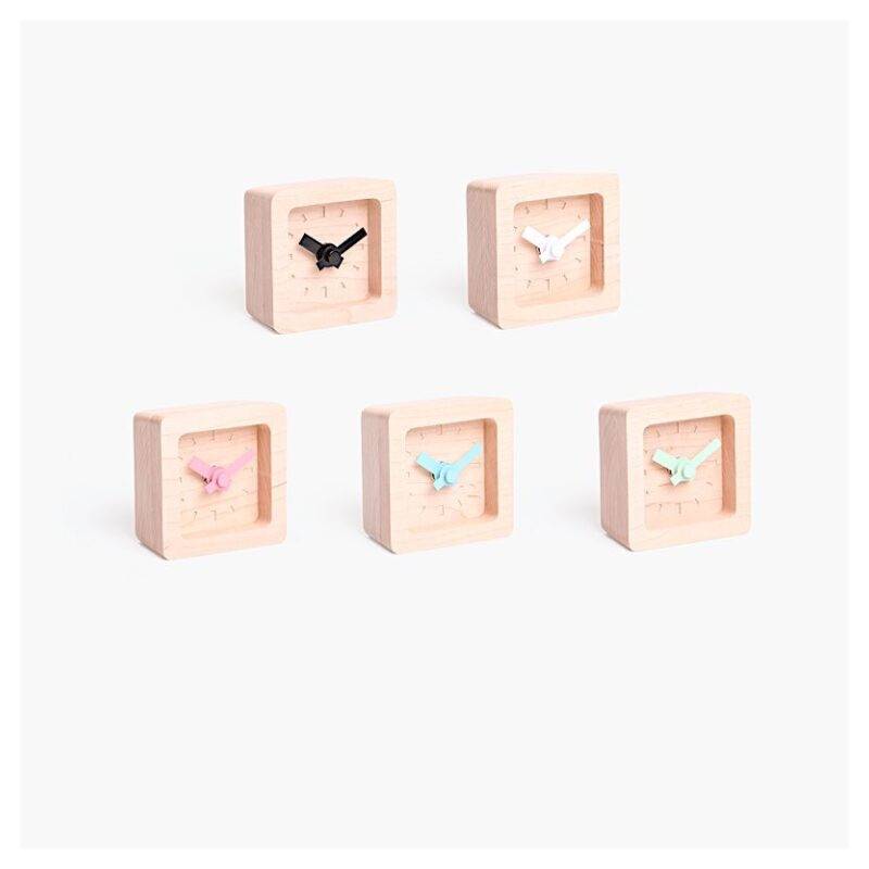 Mini horloge en bois - 7.5 x 7.5 x 3.5 cm - Couleur aléatoire