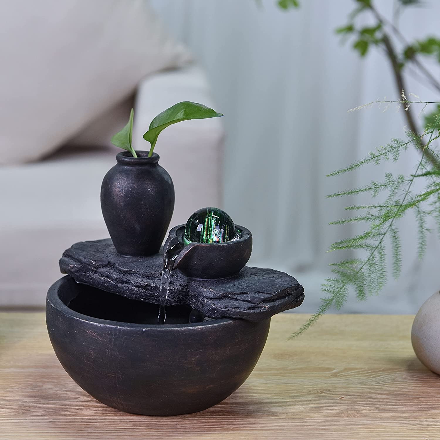 Intérieur extérieur dans le jardin, vase en céramique fontaine