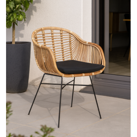 Fauteuil en Rotin "Calais" avec Coussin Noir - Chaise pour Extérieur ou Intérieur - Pieds en métal noir - L 65 x P 65 x H 90 cm